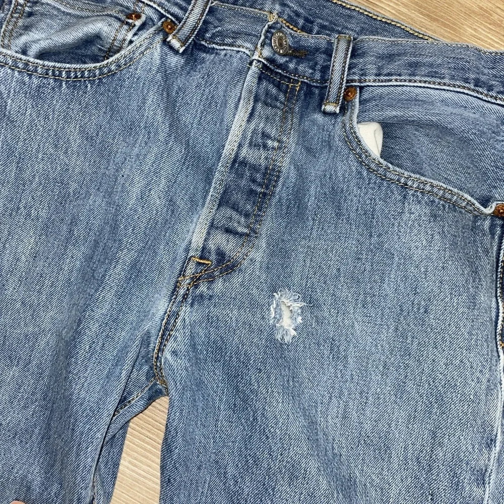 Levi's 501 Men Jeans 31x30 Denim Button Fly Straight Leg Distressed Light Wash‎